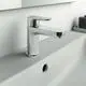 Waschtischarmatur aus Chrom von Ideal Standard mit einem Hebel zur Regulierung des Wasserflusses, montiert auf einem grauen Waschbecken.